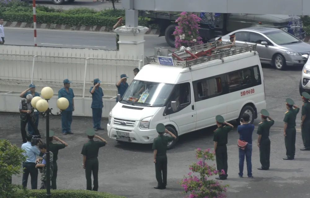 Người dân Đồng Tháp đẫm nước mắt viếng Anh hùng phi công Nguyễn Văn Bảy ảnh 2